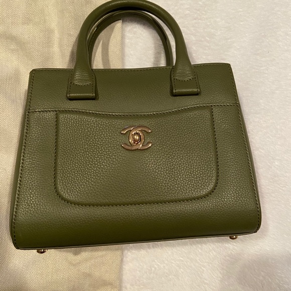 Authentic Chanel Neo Executive - Picture 3 of 12